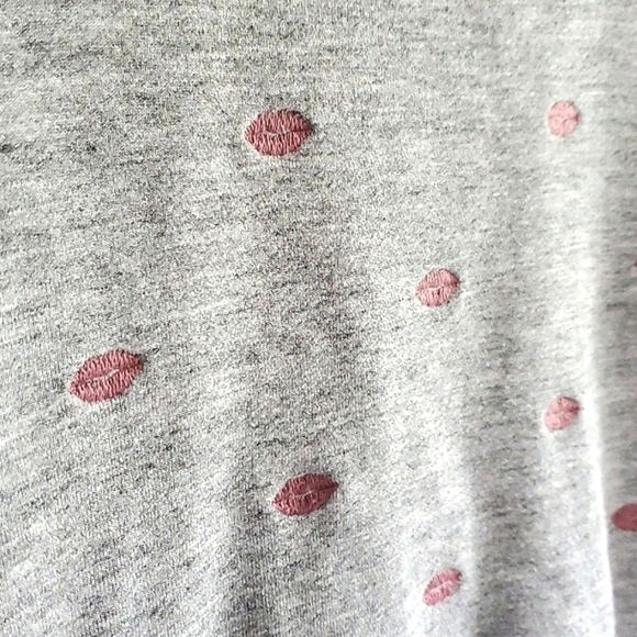 Splendid embroidered kiss lips sweatshirt size medium - Picture 1 of 7